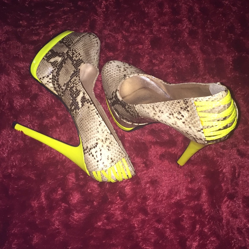 High heel closed toe shoes.